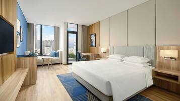 Rom – deluxe, 1 kingsize-seng, byutsikt | Minibar, safe på rommet, skrivebord og blendingsgardiner