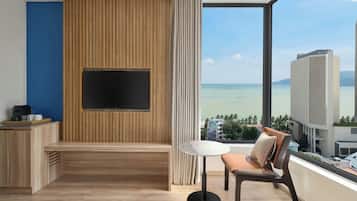 Habitación superior, 1 cama de matrimonio grande, vistas a la ciudad | Minibar, caja fuerte, escritorio y cortinas opacas