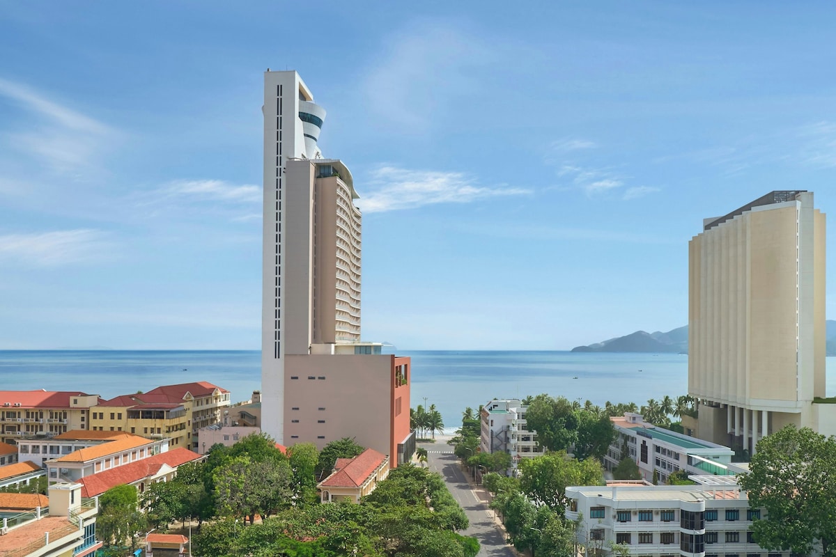 Executive Suite, 1 King Bed, Ocean View | Minibar, in-room safe, desk, laptop workspace