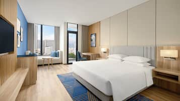 Chambre Deluxe, 1 très grand lit, vue ville | Minibar, coffres-forts dans les chambres, bureau, rideaux occultants