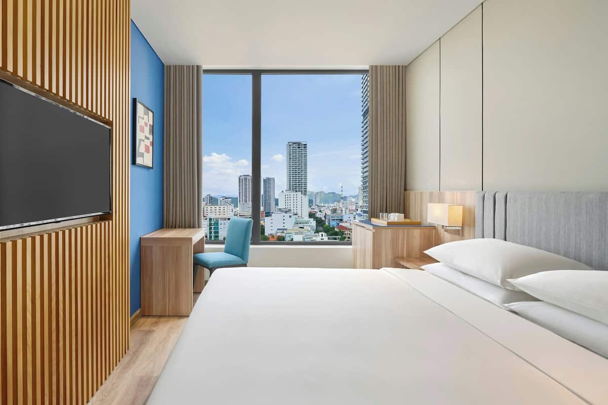 Habitación, 1 cama de matrimonio grande, vistas a la ciudad | Minibar, caja fuerte, escritorio y cortinas opacas