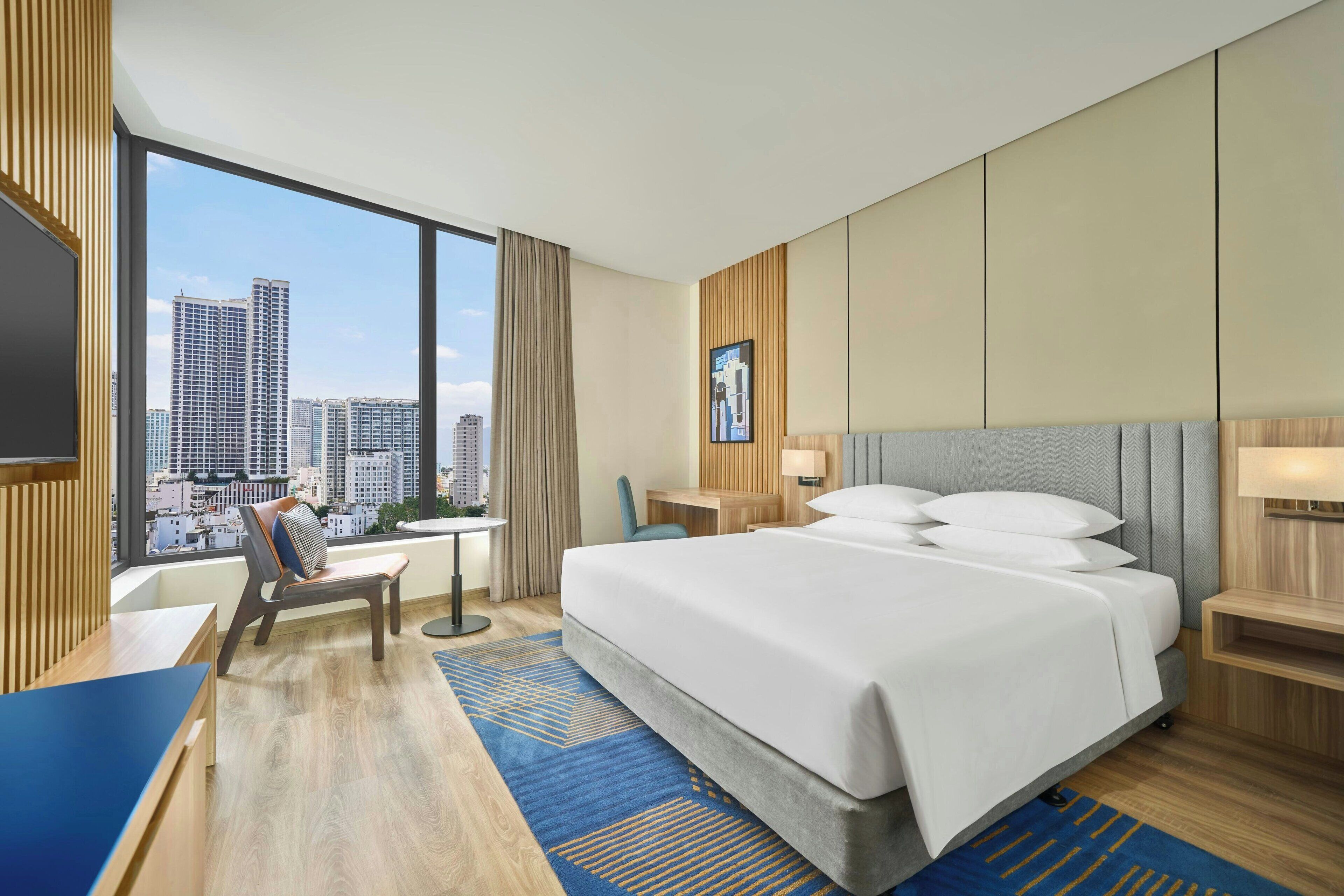 Phòng Superior, 1 giường cỡ king, quang cảnh thành phố | Minibar, két bảo mật tại phòng, bàn, màn/rèm cản sáng 