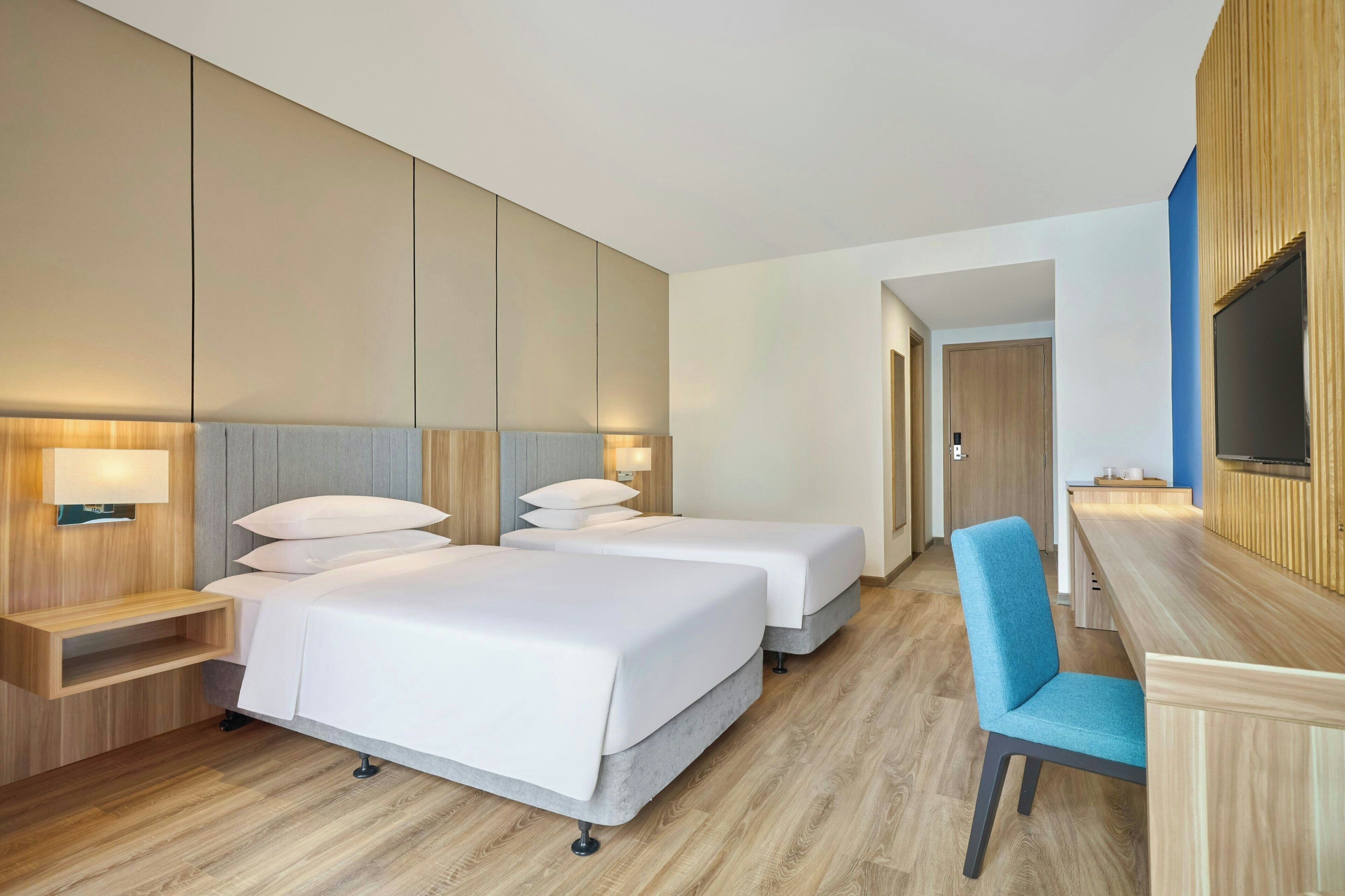 Habitación Deluxe, 2 camas individuales, vistas a la ciudad | Minibar, caja fuerte, escritorio y cortinas opacas