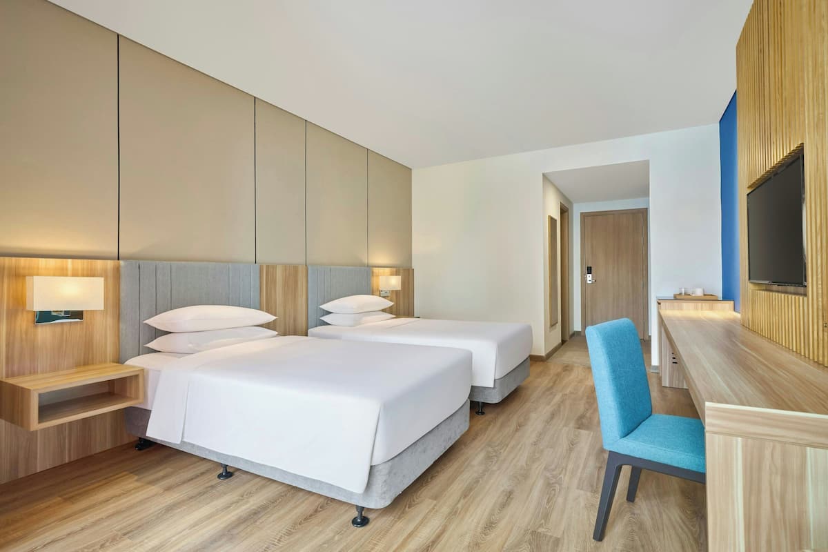 Habitación Deluxe, 2 camas individuales, vistas a la ciudad | Minibar, caja fuerte, escritorio y cortinas opacas