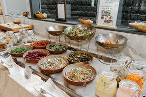 Se ofrece un desayuno bufé todos los días (por un coste adicional)