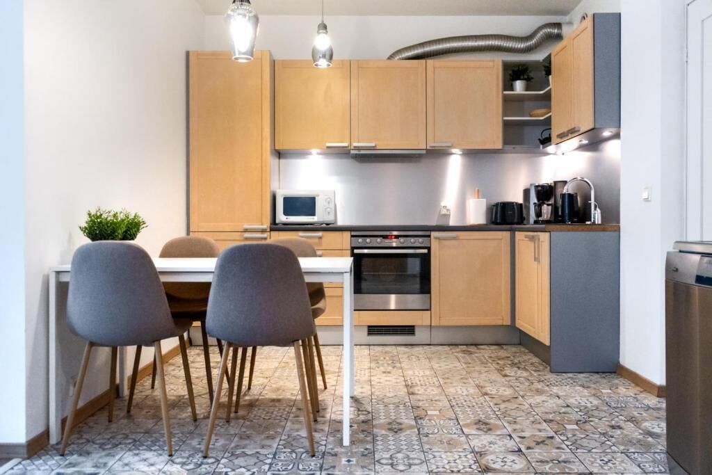 Apartemen, balkon, pemandangan halaman | Dapur pribadi | Lemari es, microwave, oven, dan kompor