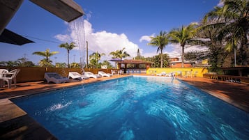 Piscina externa, funciona das 10h às 21h, guarda-sóis, espreguiçadeiras