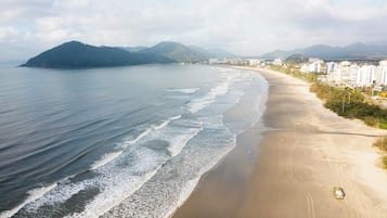 Perto da praia, espreguiçadeiras