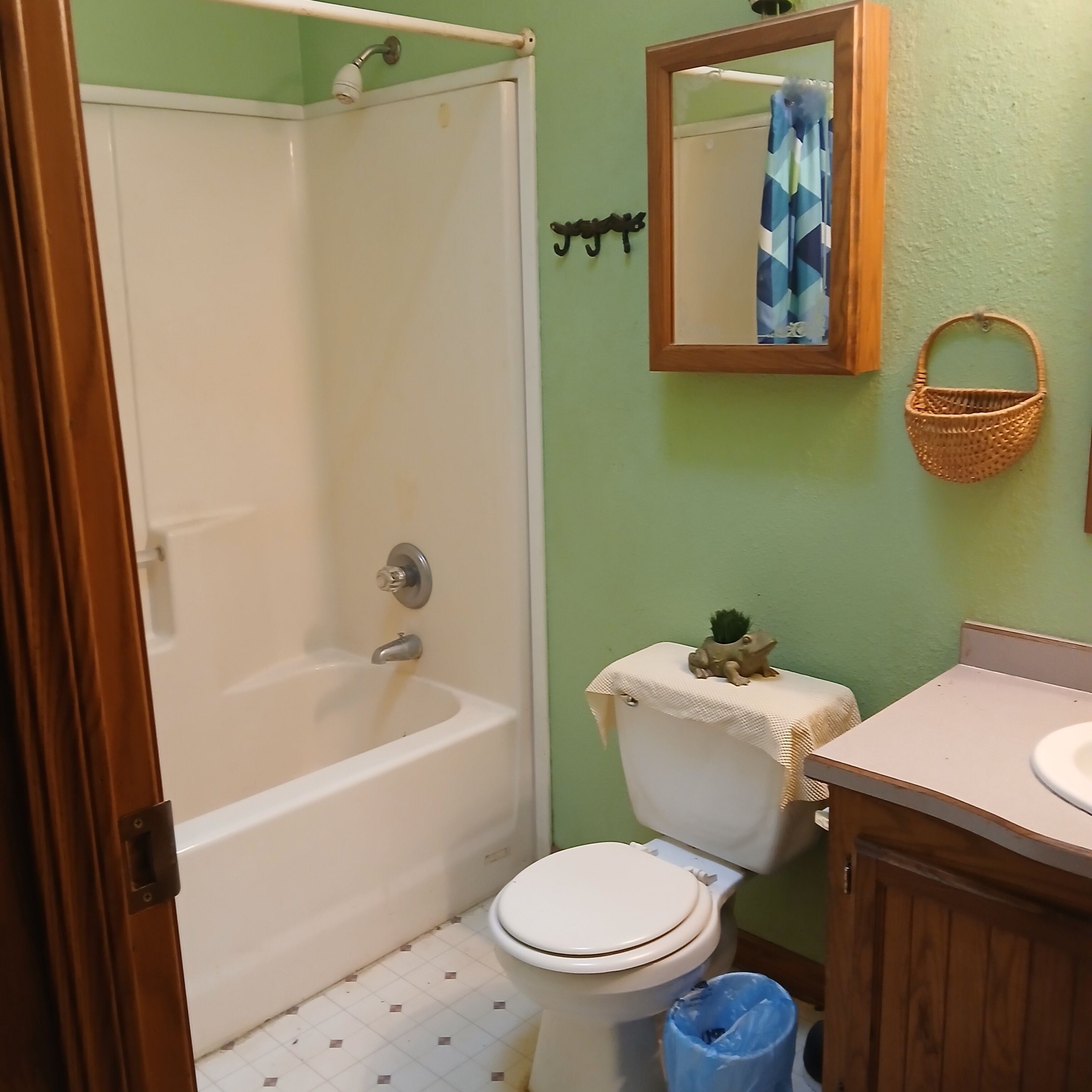 Sèche-cheveux, serviettes fournies, papier toilette