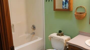 Sèche-cheveux, serviettes fournies, papier toilette