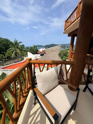Property grounds - Luxurious 2 bedroom condo Steps from Beach with ocean view from balcony. (Zihuatanejo)