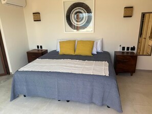 1 bedroom, WiFi - Private Plunge Pool, 1 block from Ocean, 1 bedroom (Zihuatanejo)
