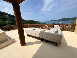 Terrace/patio - Private Plunge Pool, 1 block from Ocean, 1 bedroom (Zihuatanejo)