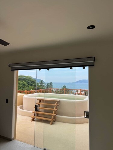 Private Plunge Pool, 1 block from Ocean, 1 bedroom