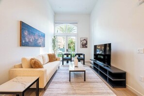 Smart-TV, fotballspill og bordtennis