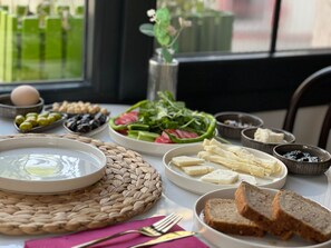 Se ofrece un desayuno continental (750 TRY por persona)