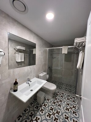 Chambre Design double, vue sur le jardin | Salle de bain