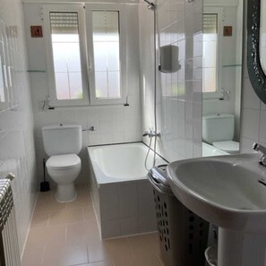 Shower, eco-friendly toiletries, hair dryer, bidet - LODGING AT CASA DO SAN PAIO DE BUSCÁS ON THE ENGLISH WAY AND NATURAL SURROUNDINGS (Ordes)