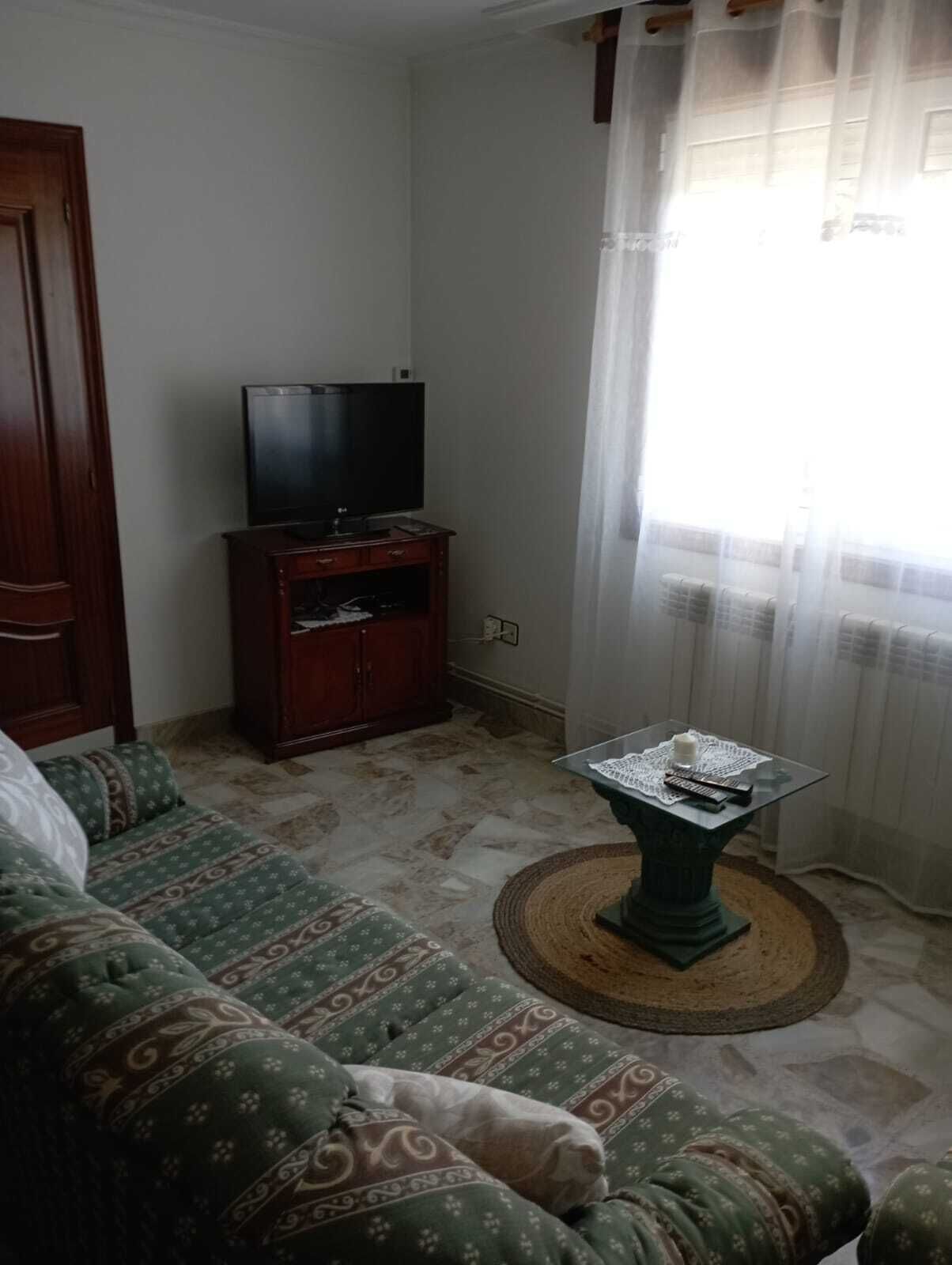 Een televisie en een open haard