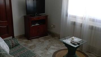 Een televisie en een open haard