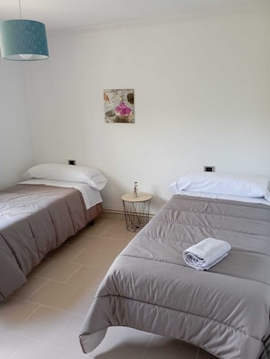 6 bedrooms, free WiFi, bed sheets, wheelchair access - LODGING AT CASA DO SAN PAIO DE BUSCÁS ON THE ENGLISH WAY AND NATURAL SURROUNDINGS (Ordes)