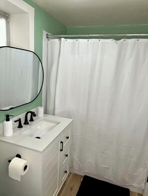 Een haardroger, handdoeken, zeep, toiletpapier