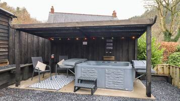Cottage | Outdoor spa tub