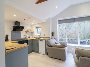 Dishwasher, cookware/dishes/utensils - Lodge at Nadur (Machynlleth)