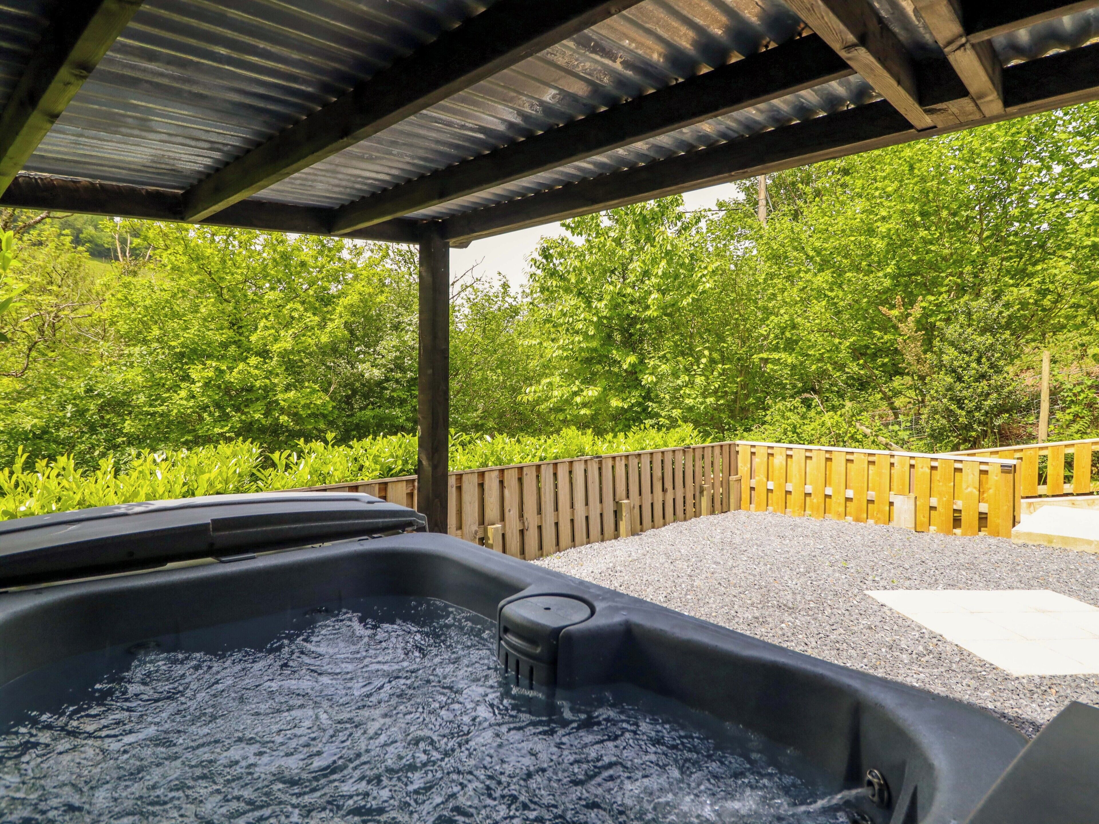 Cottage | Outdoor spa tub