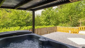 Cottage | Outdoor spa tub