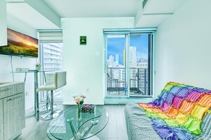 经典开间, 1 张大床, 城市景观 | 起居区 | 65-英寸电视（配备数码频道）