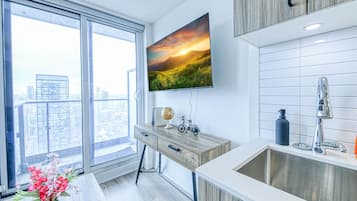 Exclusive Apartment, Berbilang Katil, City View | Ruang tamu | 65 inci televisyen dengan digital