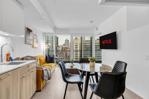 Premium-huoneisto, useita sänkyjä, kaupunkinäköala | Ruokasali