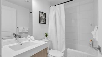 Kostenlose Toilettenartikel, Haartrockner, Handtücher, Seife