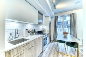 Full-sized fridge, microwave, oven, stovetop - The Dundas Suites (Toronto)