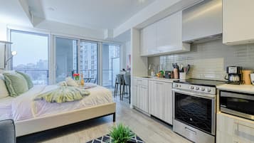 Classic Studio, 1 Queen Bed, City View | Living area