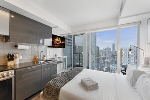 Premium Apart Daire, Birden Çok Yatak, Şehir Manzaralı | Oturma alanı | Dijital TV kanalları bulunan 65 inç televizyon 