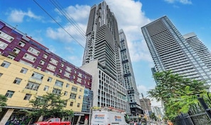 Exterior - The Dundas Suites (Toronto)