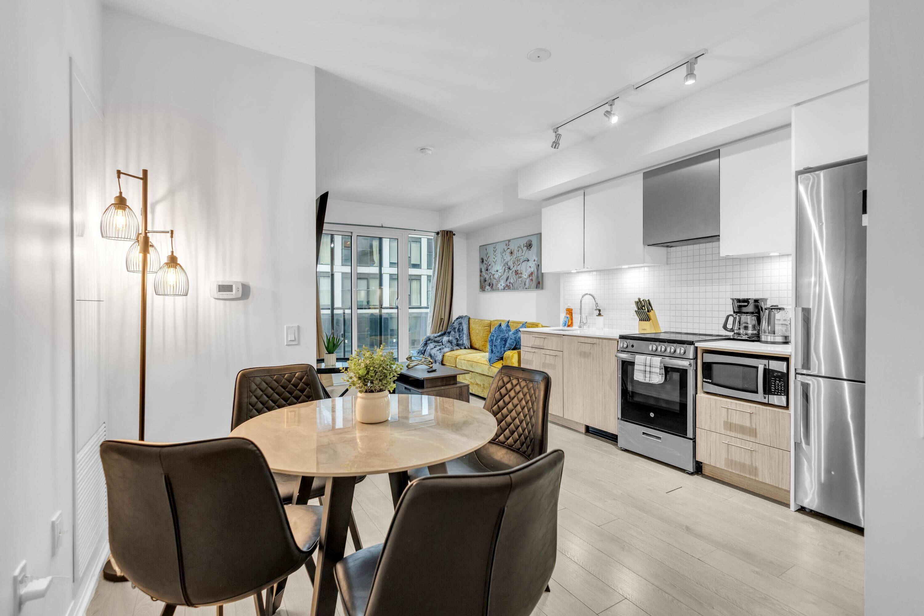 Großer Kühlschrank, Mikrowelle, Ofen, Herdplatte