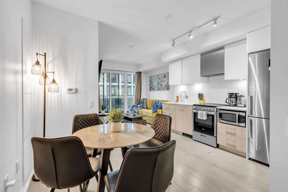 Großer Kühlschrank, Mikrowelle, Ofen, Herdplatte