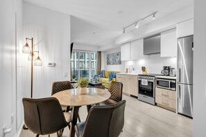 Großer Kühlschrank, Mikrowelle, Ofen, Herdplatte