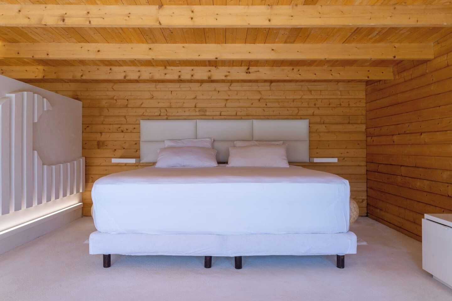 Desk, iron/ironing board, WiFi, bed sheets