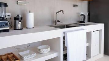 Frigorifero, piano cottura, lavastoviglie, macchina per tè/caffè