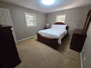 3 habitaciones, tabla de planchar con plancha, wifi y ropa de cama 