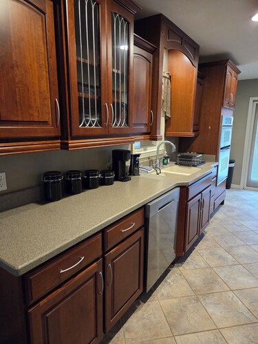 Nice 3-bedroom brick house with amenities in charming Paris