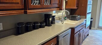 Nice 3-bedroom brick house with amenities in charming Paris