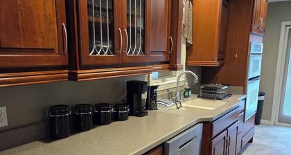 Nice 3-bedroom brick house with amenities in charming Paris