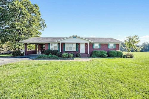 Nice 3-bedroom brick house with amenities in charming Paris