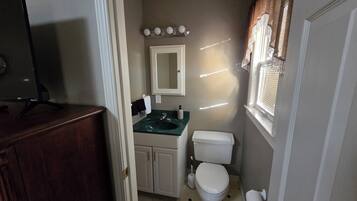 SĂšche-cheveux, serviettes fournies, savon, papier toilette