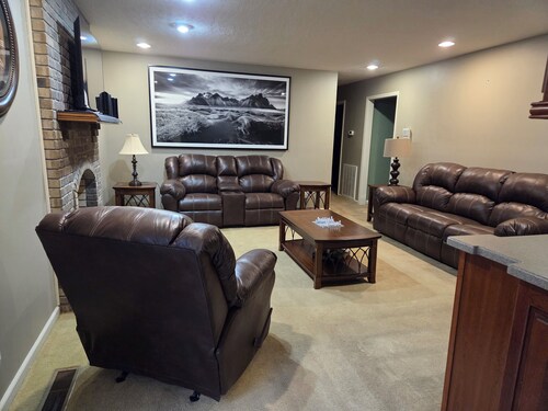 Nice 3-bedroom brick house with amenities in charming Paris